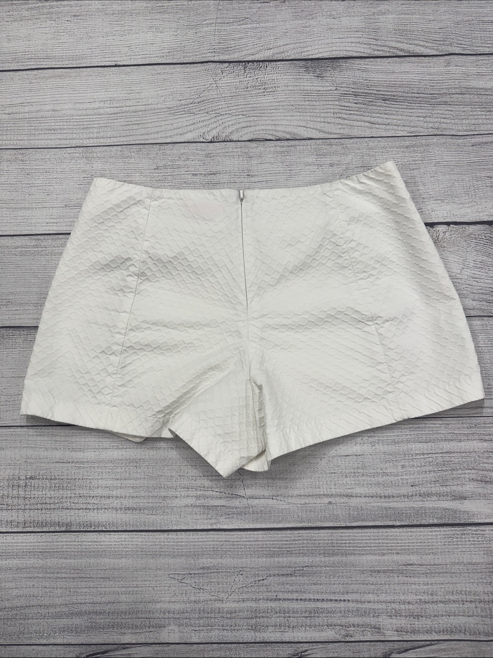 Lilly Pulitzer White Textured Skort Size 4 Wrap Front Golf Resort Preppy - Picture 3 of 3